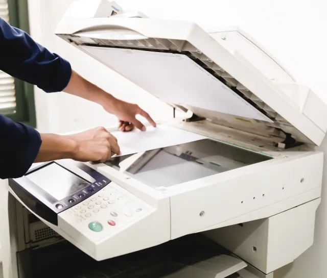 Porady dotyczące wyboru odpowiedniego formatu papieru do drukowania w drukarce kolorowej.